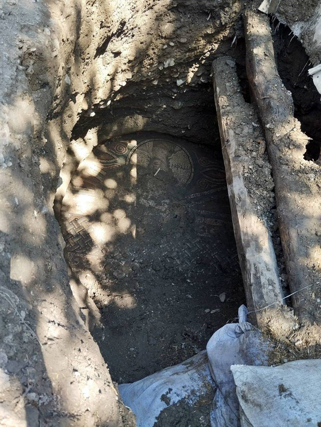 Yaptığı kaçak kazıyı sosyal medyada paylaşınca yakalandı! 2 bin yıllık Roma mozaiği buldu, İtalya'ya satacaktı 16